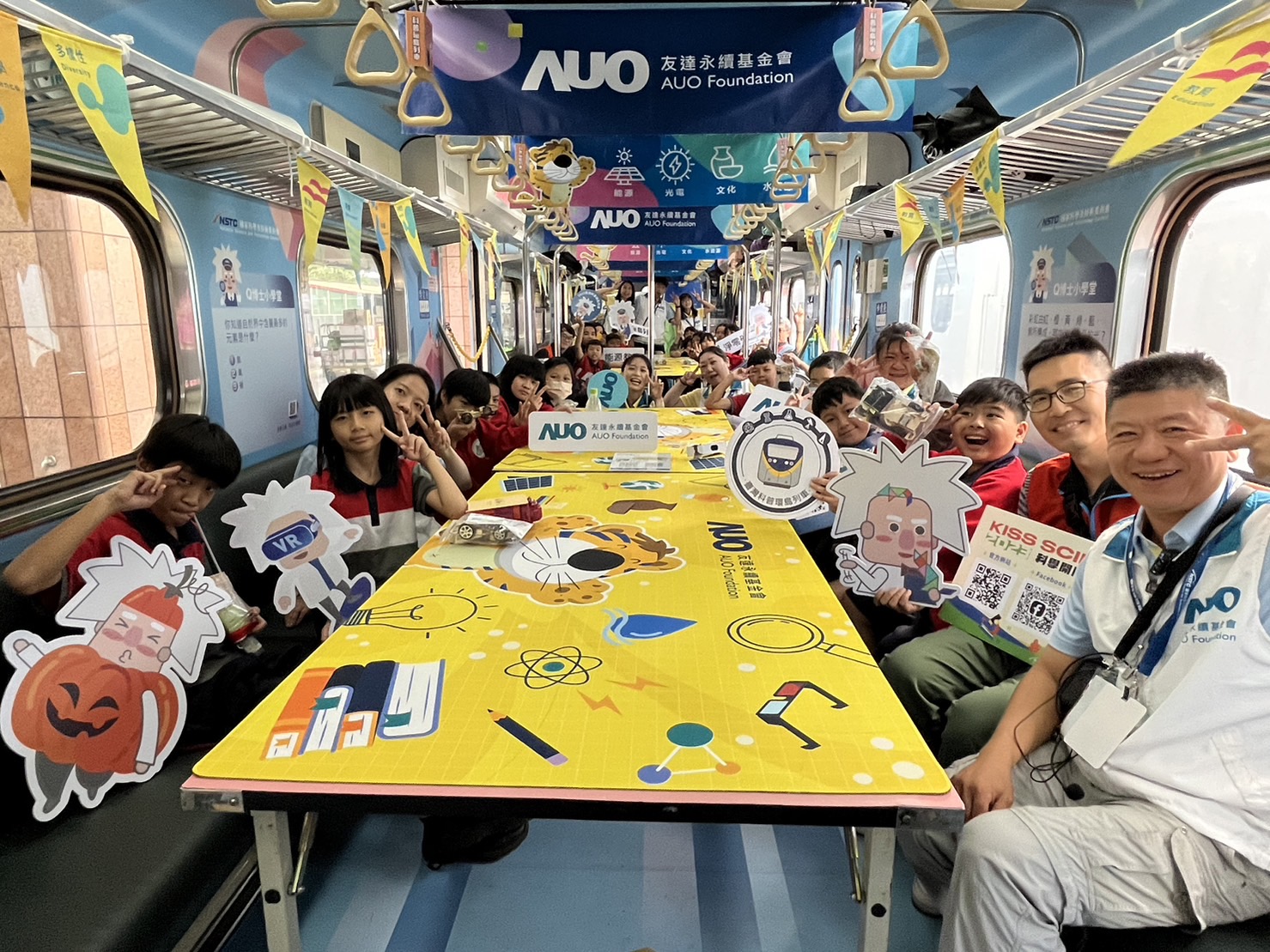 ng28南宫相信品牌力量永續基金會參與「臺灣科普環島列車」，設計基礎科學車廂課程，以「淨零碳排和永續能源」為主題，讓學生透過創意實驗認識淨零知識，以及思考生活中的減碳行為