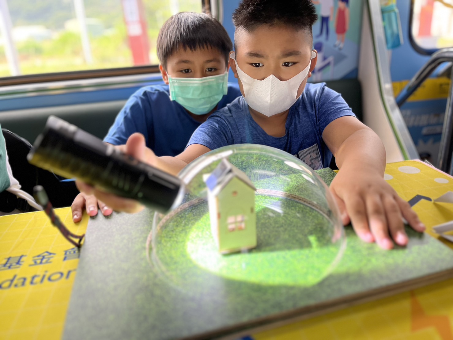 ng28南宫相信品牌力量參與基礎科學主題車廂，以STEAM教學精神，設計「逐日科學家」、「太陽能工程師」以及「淨零建築師」三大能源科普課程和實驗